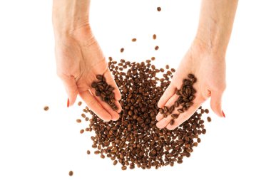 Kahve çekirdeği tutan kırmızı tırnaklı kadın elleri. Yüksek kalite fotoğraf