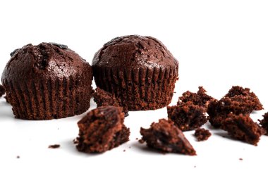 Beyaz arka planda izole edilmiş kiraz reçelli çikolatalı kekler. Çikolatalı kek. Yüksek kalite fotoğraf