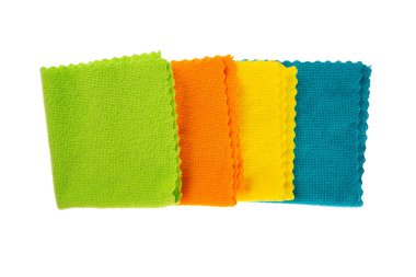 Beyaz arka planda çok renkli paçavralar mikrofiber izole edilmiş. Mikrofiber temizlik havlusu. Yüksek kalite fotoğraf