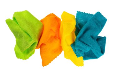 Beyaz arka planda çok renkli paçavralar mikrofiber izole edilmiş. Mikrofiber temizlik havlusu. Yüksek kalite fotoğraf