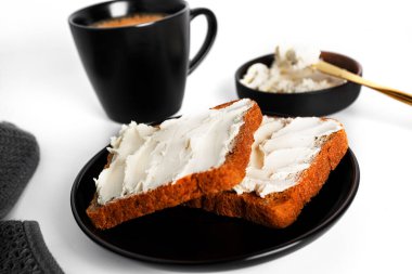 Beyaz arka planda izole edilmiş krem peynirli ve sebzeli Kadehler ve kahve izole edilmiş. Sandviç izole edilmiş. Sebzeli ve peynirli sandviç. Yüksek kalite fotoğraf