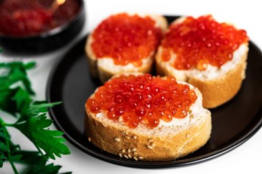 Kırmızı havyar beyaz arka planda izole edilmiş. Kırmızı havyarlı sandviçler. Yüksek kalite fotoğraf