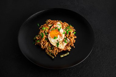 Kızarmış yumurta esmer arkaplanlı sıcak erişte. Yüksek kalite fotoğraf