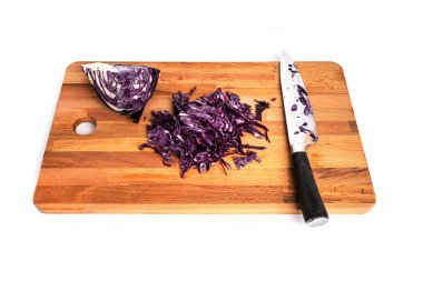 Kesme tahtasındaki kırmızı lahana beyaz arka planda izole edilmiş. Kohlrabi kırmızı lahana salatası. Yüksek kalite fotoğraf