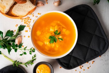 Arka planda bezelye çorbası. Beyaz kasede bezelye çorbası. Bir kase çorba. Maydanoz, biber, sos, ekmek. Yüksek kalite fotoğraf