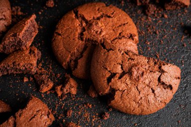 Koyu arka planda çikolatalı Americano kurabiyeleri. Kırık kurabiyeler. Yüksek kalite fotoğraf