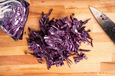 Kesme tahtasındaki kırmızı lahana beyaz arka planda izole edilmiş. Kohlrabi kırmızı lahana salatası. Yüksek kalite fotoğraf