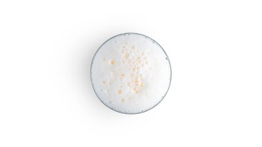 Beyaz arka planda bir bardak light bira. Yukarıdan bak. Yüksek kalite fotoğraf