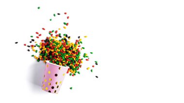 Beyaz arka planda izole edilmiş renkli çikolata çekirdekli kağıt bardak. Yüksek kalite fotoğraf