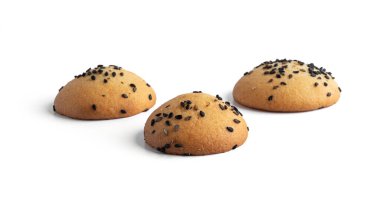 Siyah susamlı kurabiyeler beyaz arka planda izole edilmiş. Yüksek kalite fotoğraf