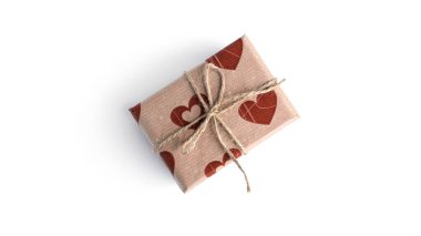 Kalpleri beyaz arka planda izole edilmiş bir hediye kutusu. Yüksek kalite fotoğraf