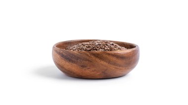 Tahta kasedeki keten tohumları beyaz arka planda izole edilmiş. Yüksek kalite fotoğraf