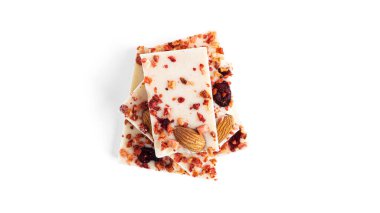 Beyaz arka planda yaban mersini ve çilek dilimli beyaz çikolata. Yüksek kalite fotoğraf