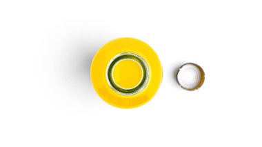 Beyaz arka planda sarı bir içecek şişesi açılmış. Yüksek kalite fotoğraf