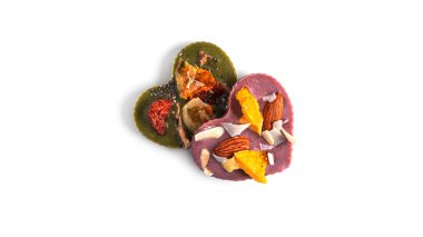 Çiğ kalp şeklinde çikolata, kurumuş meyve ve fındıklı beyaz arka plan. Yüksek kalite fotoğraf