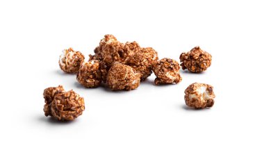 Beyaz arka planda karamelli patlamış mısır. Yüksek kalite fotoğraf