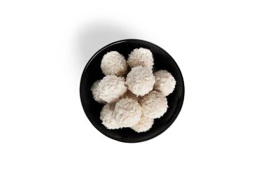 Beyaz arka planda fındıklı hindistan cevizi şekeri. Raffaello. Yüksek kalite fotoğraf