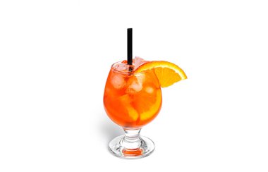 Beyaz arka planda turuncu kokteyl izole edilmiş. Yüksek kalite fotoğraf