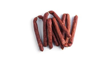 Beyaz arka planda izole edilmiş füme sosisler. Yüksek kalite fotoğraf