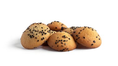 Siyah susamlı kurabiyeler beyaz arka planda izole edilmiş. Yüksek kalite fotoğraf