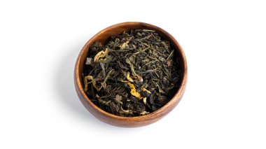 Beyaz arka planda izole edilmiş ahşap kasede yeşil çay. Yüksek kalite fotoğraf