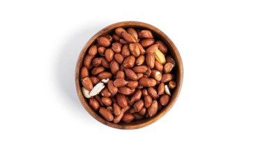 Beyaz arka planda izole edilmiş tahta kasedeki fıstıklar. Yüksek kalite fotoğraf