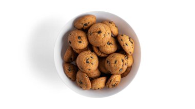 Beyaz arka planda izole edilmiş çikolatalı kurabiyeler. Yüksek kalite fotoğraf