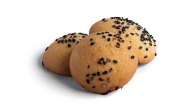 Siyah susamlı kurabiyeler beyaz arka planda izole edilmiş. Yüksek kalite fotoğraf