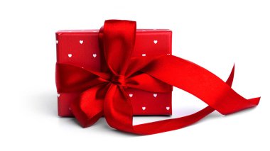 Beyaz arka planda izole edilmiş bir kurdeleyle bağlanmış kırmızı hediye kutusu. Yüksek kalite fotoğraf