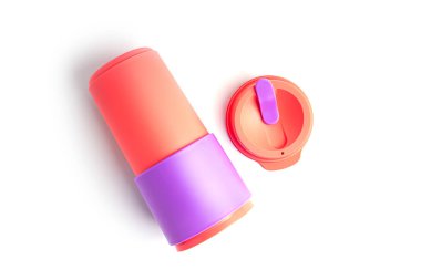 Kapaklı bir bardak. Çıkarmak için yeniden kullanılabilir cam. Cam beyaz arka planda izole edilmiş. Yüksek kalite fotoğraf