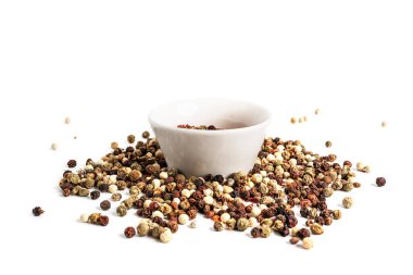 Beyaz arka planda izole edilmiş biber karışımı. Baharat biberin bir karışımıdır. Yüksek kalite fotoğraf