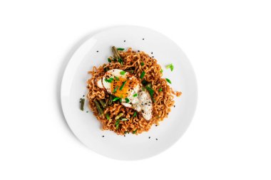 Beyaz arka planda izole edilmiş kızarmış yumurtalı sıcak erişte. Yüksek kalite fotoğraf