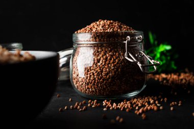 Koyu arkaplanda karabuğday lapası. Haşlanmış tavuklu karabuğday. Yüksek kalite fotoğraf