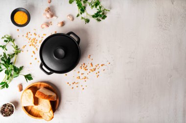 Arka planda bezelye çorbası. Siyah tencerede çorba var. Bir kase çorba. Maydanoz, biber, sos, ekmek. Yüksek kalite fotoğraf