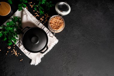 Koyu arkaplanda bezelye püresi. Bezelye lapası. Lütfen puding. Bezelye lapası. Yüksek kalite fotoğraf