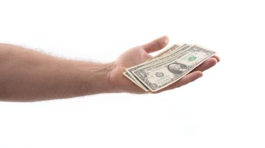 Üç dolarlık banknotlar tutan bir el öne doğru uzanıyor. Jest, para verme veya paylaşma eyleminin, günlük bir bağlamda takas veya yardımı sembolize etmesi öneriliyor..