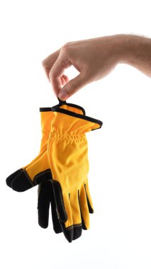 Bir el bir çift parlak sarı bahçe eldivenini kaldırıyor. Eldivenler siyah bir süslemeye sahiptir ve açık hava işleri veya bahçe işleri için tasarlanmıştır. Bahçıvanlık meraklıları için pratik bir araç..