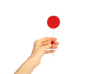 Beyaz arka planda izole edilmiş kadın elinde yuvarlak lolipop. Kırmızı manikür. Chupa Chup 'lar. Yüksek kalite fotoğraf