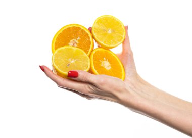 Kızların elinde taze tropikal portakal dilimi var. Beyaz arka planda bir kadının elindeki portakal izole edilir. Portakal dilimi. Kız nazikçe elinde bir narenciye tutuyor. Yüksek kalite fotoğraf