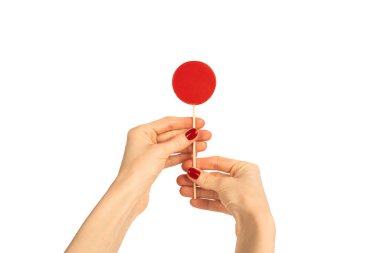 Beyaz arka planda izole edilmiş kadın elinde yuvarlak lolipop. Kırmızı manikür. Chupa Chup 'lar. Yüksek kalite fotoğraf