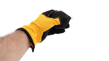 Sarı eldiven takan bir el, inşaat projelerinde sıklıkla kullanılan bir mezura taşır. Bu araç, çeşitli görevler üzerinde çalışırken doğru ölçümleri ve boyutları sağlamada yardımcı olur.