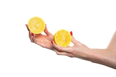 Kızların elinde taze tropikal portakal dilimi var. Beyaz arka planda bir kadının elindeki portakal izole edilir. Portakal dilimi. Kız nazikçe elinde bir narenciye tutuyor. Yüksek kalite fotoğraf