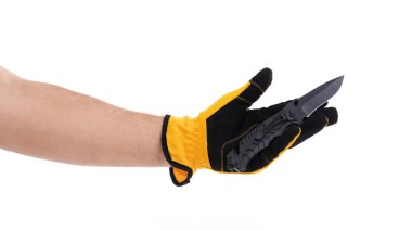 Eldivenli bir el, parlak tasarımını gösteren katlanan bir bıçak sergiliyor. Şahıs, açık hava görevleri sırasında güvenlik ve hazırlığı vurgulayan bir faaliyete hazır görünüyor..