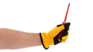 Eldivenli bir el, kırmızı bir tornavidayı kavrayıp inşaat veya onarım ortamında güvenlik önlemlerini gösterir. Bu an, uygun araç ve ekipman kullanımının önemini vurgular..