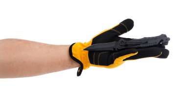 Siyah ve sarı koruyucu eldiven takan bir el, kısmen açık bıçaklı parlak siyah bir bıçak tutar. Bu resim araçları kullanmada güvenlik ve hazırlık üzerine odaklanır.