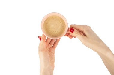 Elinde kahve fincanı tutan kırmızı manikürlü bir kadın beyaz arka planda izole edilmiş, kırpma yolu olan. Yüksek kalite fotoğraf