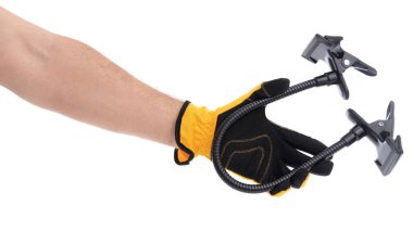 Sarı ve siyah eldiven giyen bir el, nesneleri korumak için tasarlanmış esnek kıskaçları tutar. Bu araç çeşitli DIY projelerinde ve onarımlarında kullanışlıdır, daha kolay idare edilmesini sağlar.
