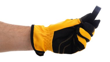 İş eldiveni giyen bir el, çeşitli görevler için gereken dayanıklılığı ve tutuşu gösteren bir aleti sıkıca kavrıyor. Bu resim, el işçiliğinde güvenlik ve uygun ekipman kullanımını vurgular.