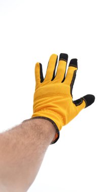 Parlak sarı iş eldiveni giyen bir el düz bir arkaplana doğru kaldırılır. Eldiven dokulu bir tutuş ve rahat bir uyum içeriyor, çeşitli görevler için ideal..