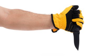 Bir insan eldivenli eliyle bıçağı sıkıca tutar. Parlak sarı eldivenler koruyucu giysi olduğunu gösteriyor. Kesme ya da doğrama görevi olabilir..